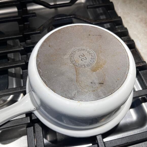 Le Creuset 2 Qt nonstick cast iron saucepan  vintage  white 22 - Picture 7 of 12